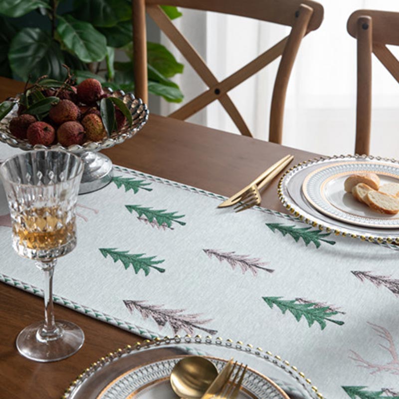 Table runner with a classic pattern
