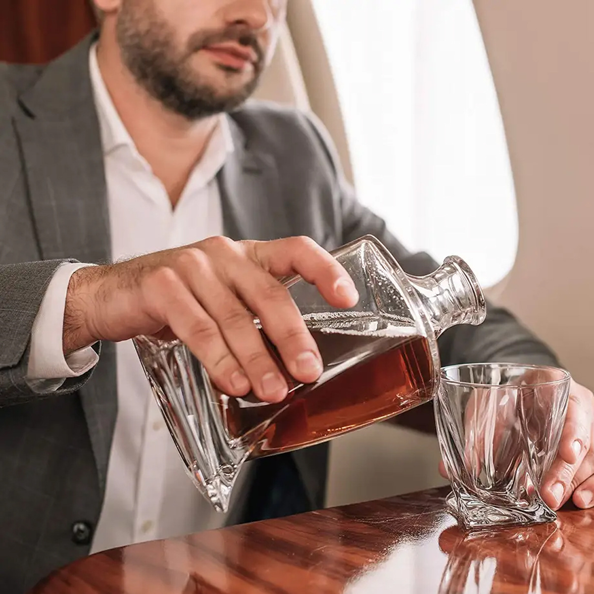 Zestaw do whisky z karafką, szklankami i kamieniami chłodzącymi