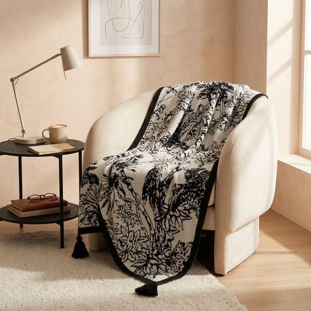 Couverture tricotée avec des fleurs et des oiseaux