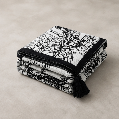 Couverture tricotée avec des fleurs et des oiseaux