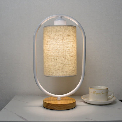 Lampa Stołowa z Abażurem Materiałowym i Drewnianymi Elementami do Oświetlenia Wnętrz