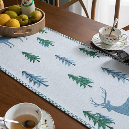 Table runner with a classic pattern