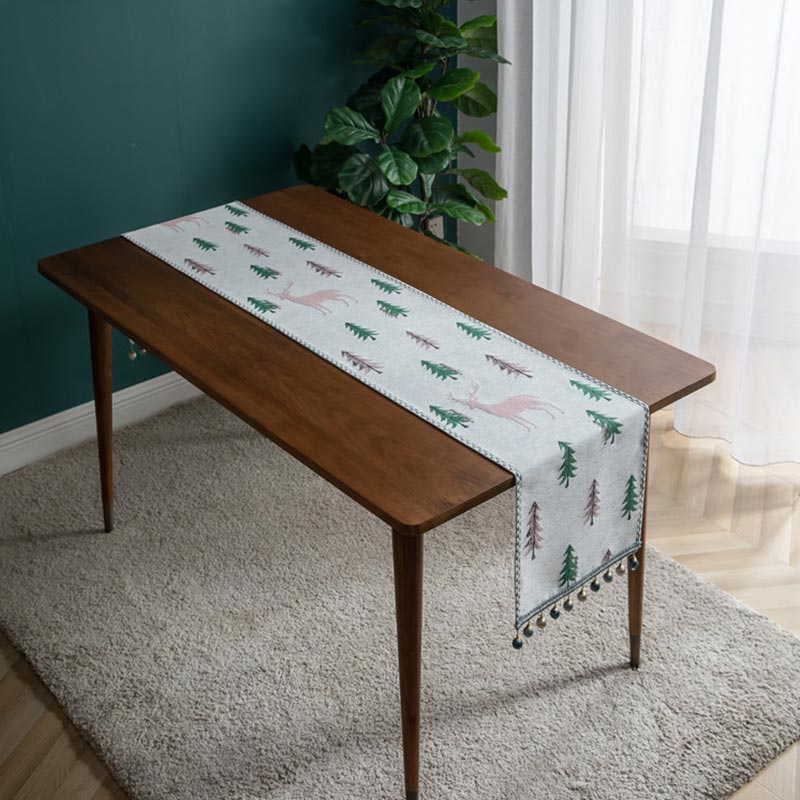 Table runner with a classic pattern