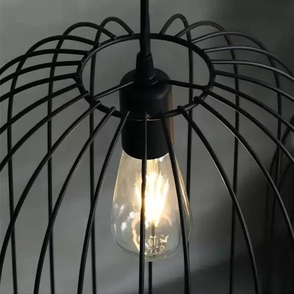 Lampa podłogowa z kloszem w formie klatki z metalu i rattanu, trzonek E27