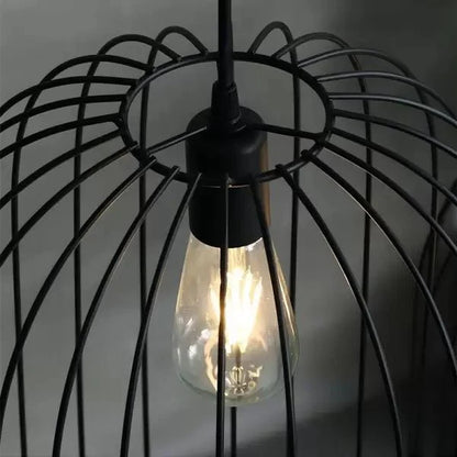 Lampa podłogowa z kloszem w formie klatki z metalu i rattanu, trzonek E27