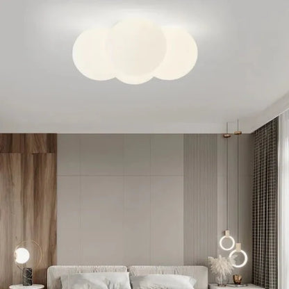Lampa sufitowa LED w kształcie chmury z regulacją barwy światła