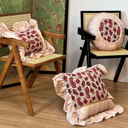 Coussin floral à volants