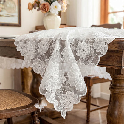 Obrus z koronką i wzorem kamelii