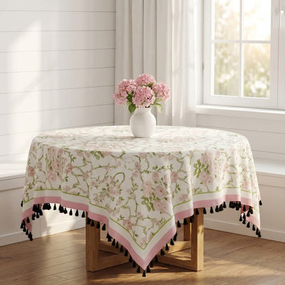 Obrus z różami i frędzlami