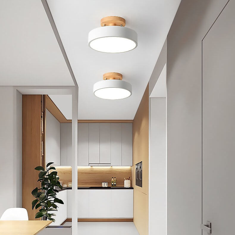 Lampa sufitowa LED z drewnianym mocowaniem