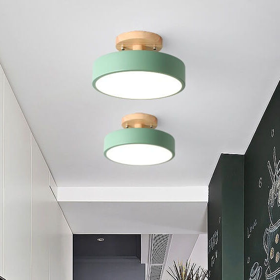 Lampa sufitowa LED z drewnianym mocowaniem
