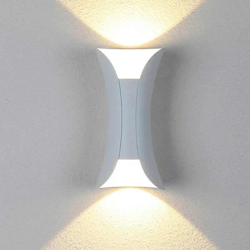 Lampa Ścienna LED o Zakrzywionej Konstrukcji do Zastosowań Zewnętrznych
