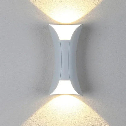 Lampa Ścienna LED o Zakrzywionej Konstrukcji do Zastosowań Zewnętrznych