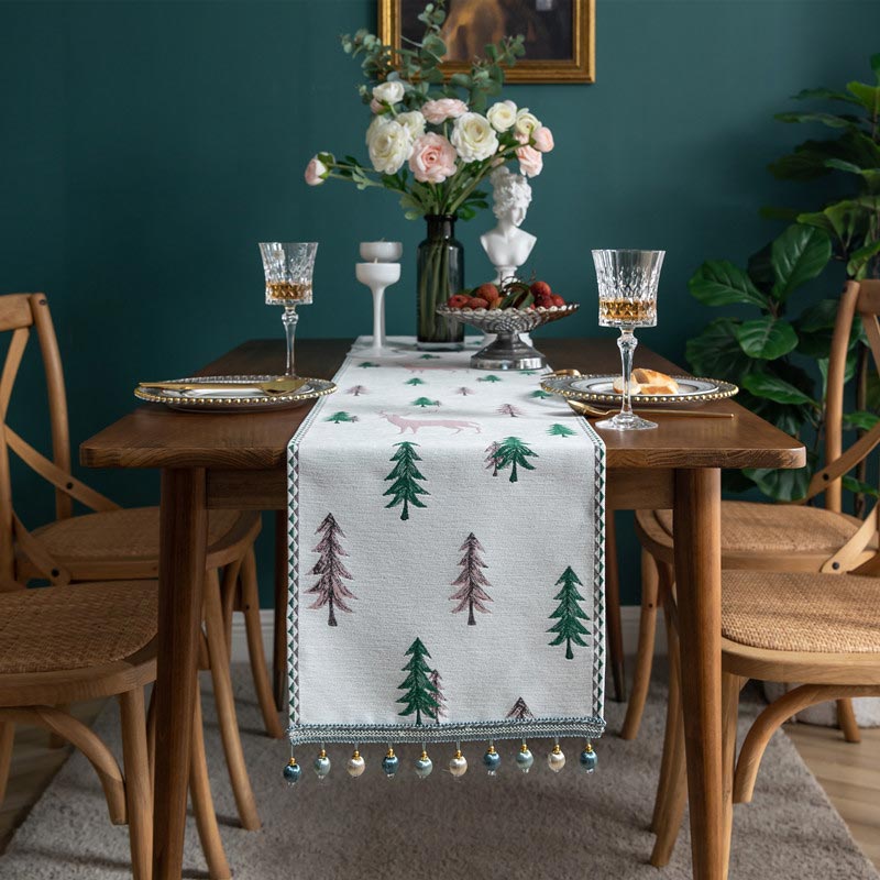 Table runner with a classic pattern
