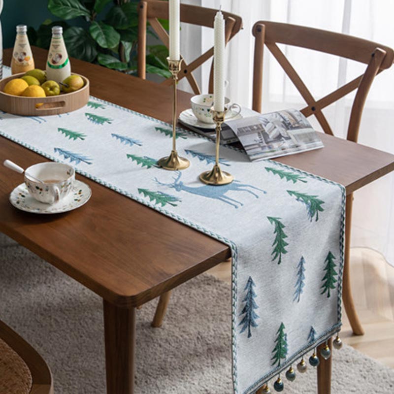 Table runner with a classic pattern