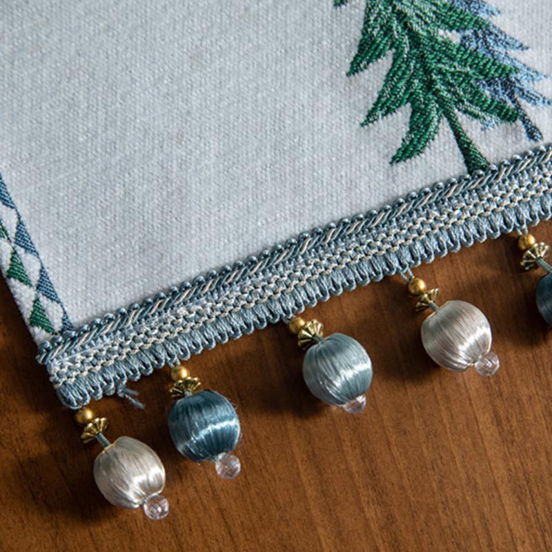 Table runner with a classic pattern