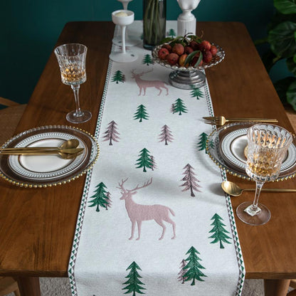 Table runner with a classic pattern