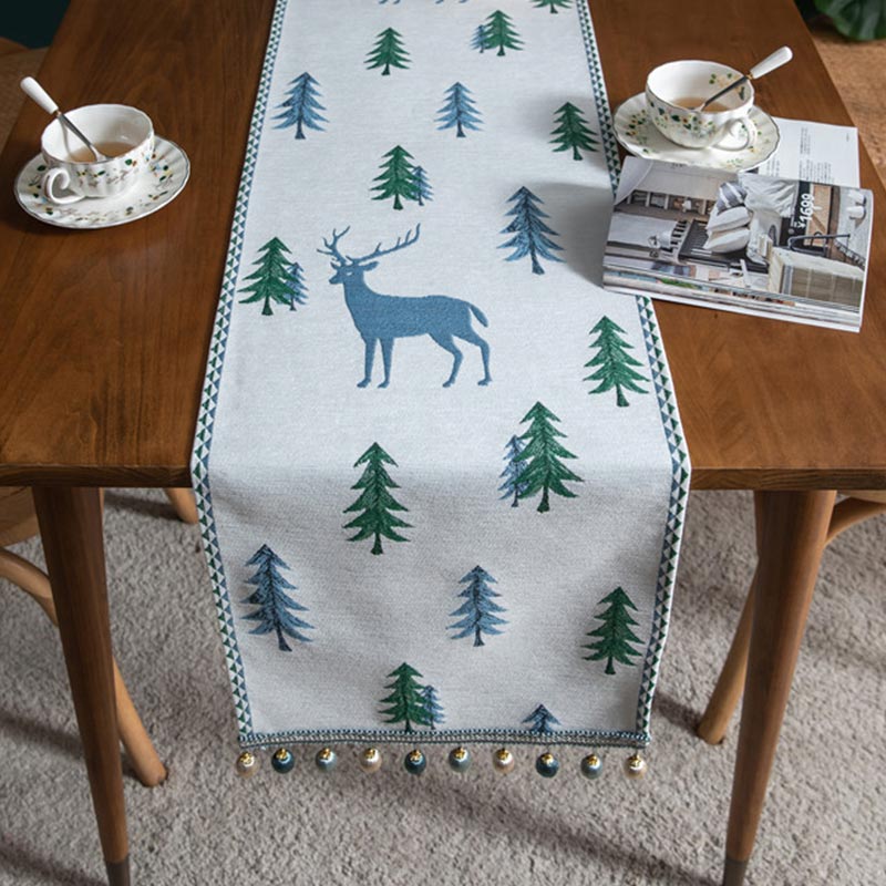 Table runner with a classic pattern