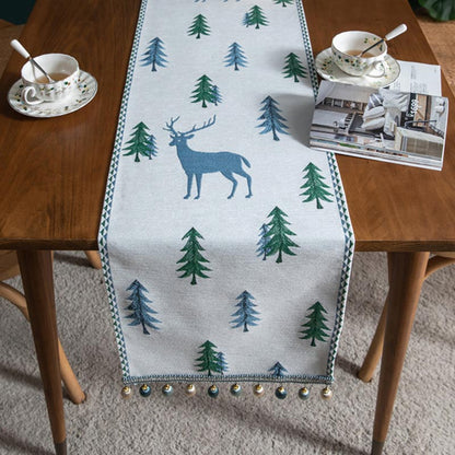 Table runner with a classic pattern