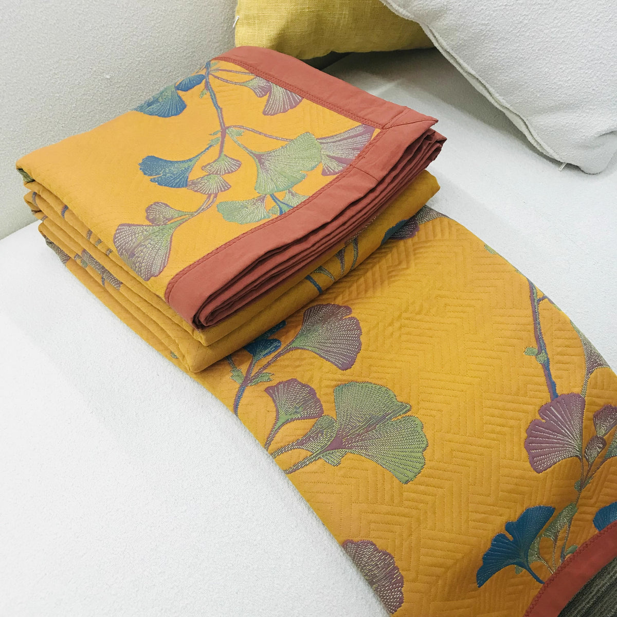 Reversible quilted bedspread