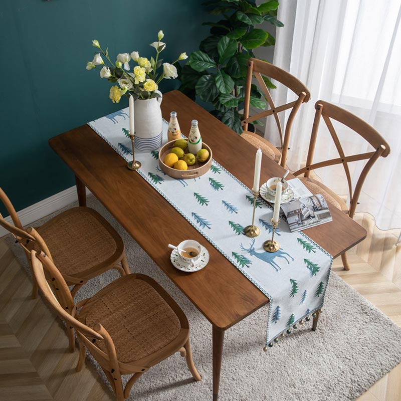 Table runner with a classic pattern
