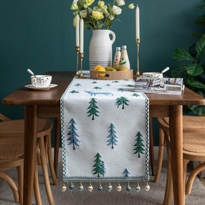 Table runner with a classic pattern