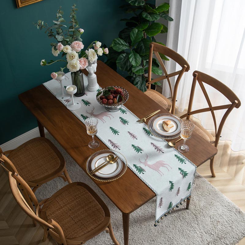 Table runner with a classic pattern
