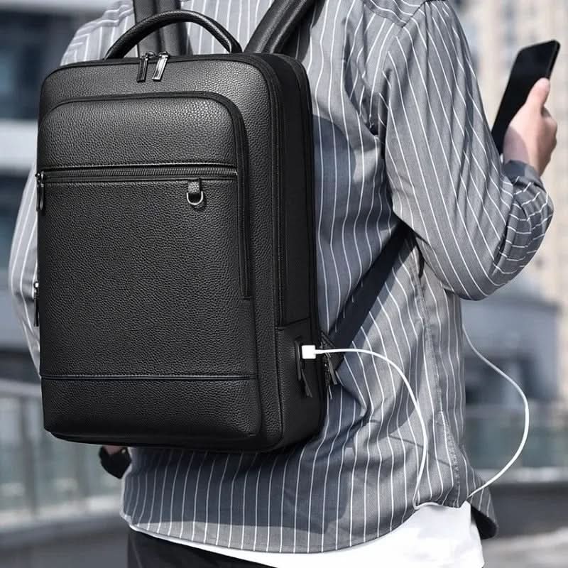 Plecak z Portem USB i Przegrodą na Laptopa do 15,6 Cala