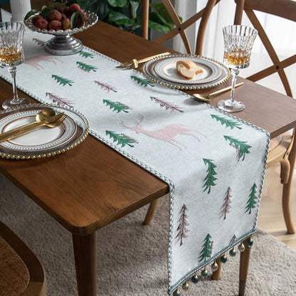Table runner with a classic pattern