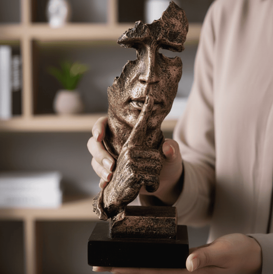 Złota figurka dekoracyjna