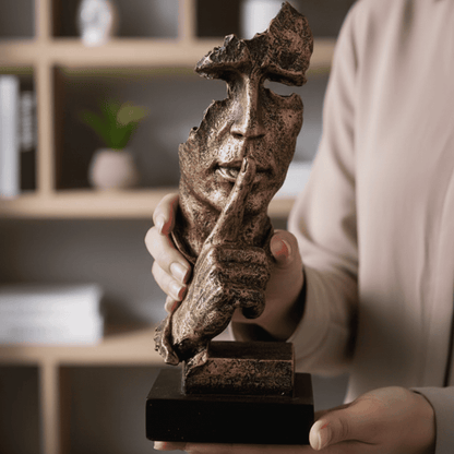 Złota figurka dekoracyjna