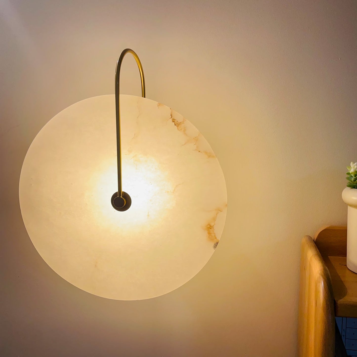 Alabaster wall light with a round shade