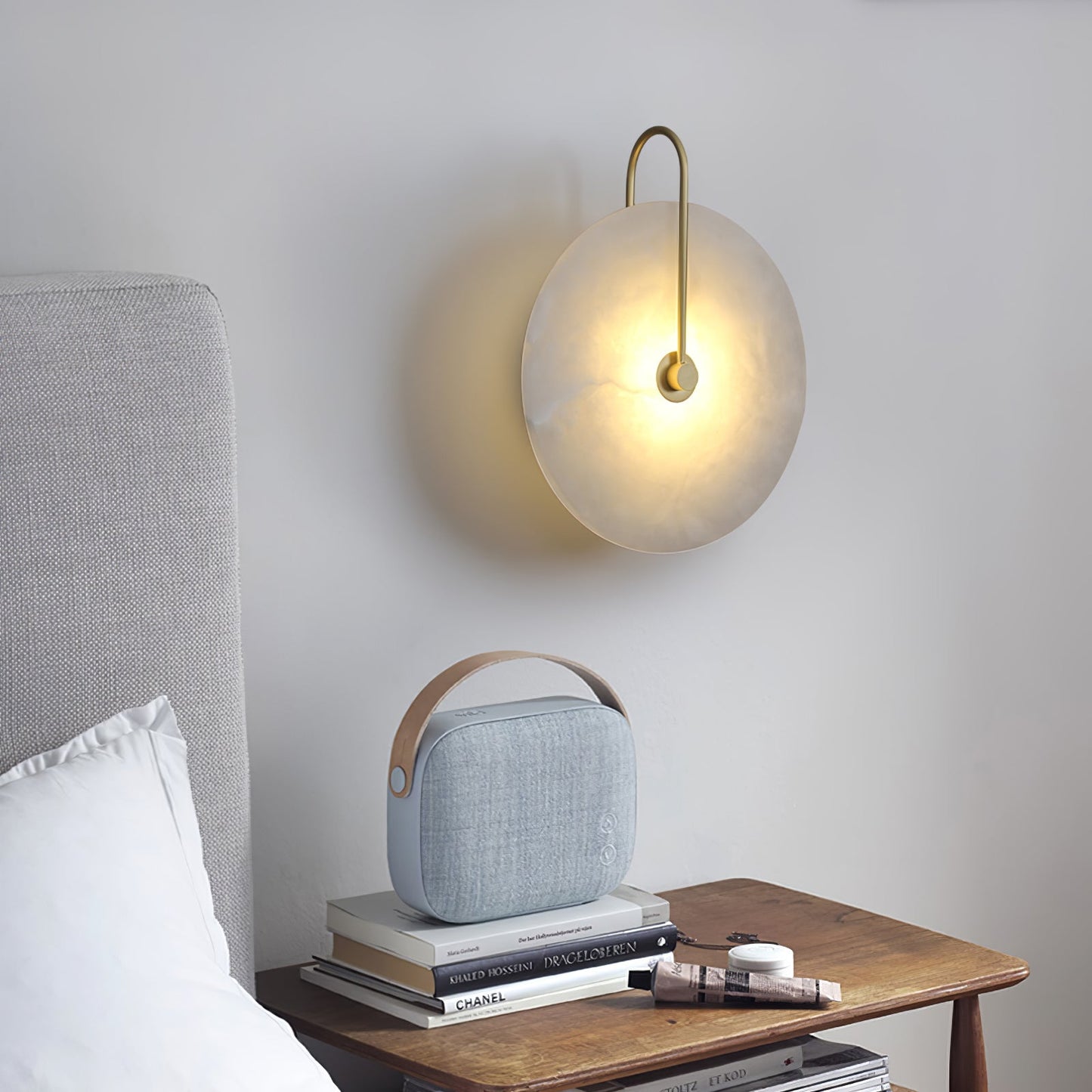 Alabaster wall light with a round shade