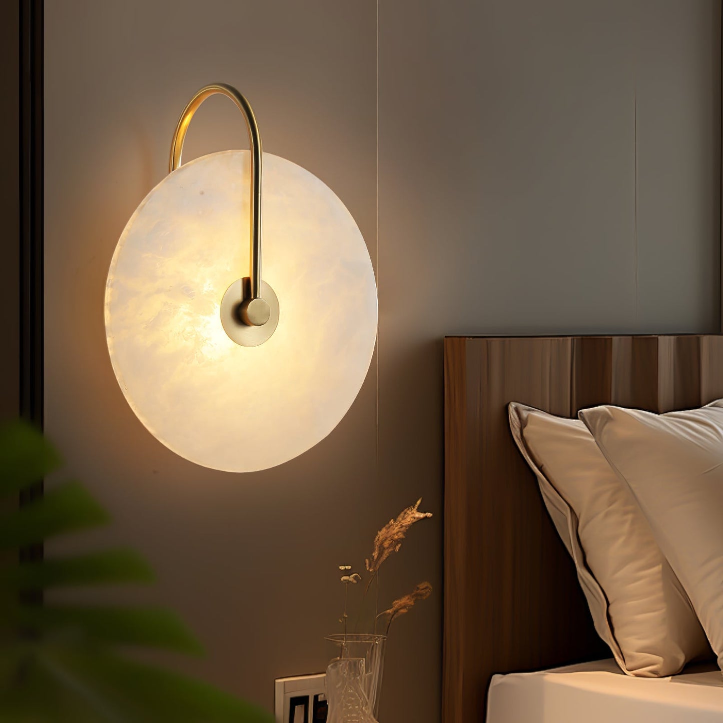 Alabaster wall light with a round shade