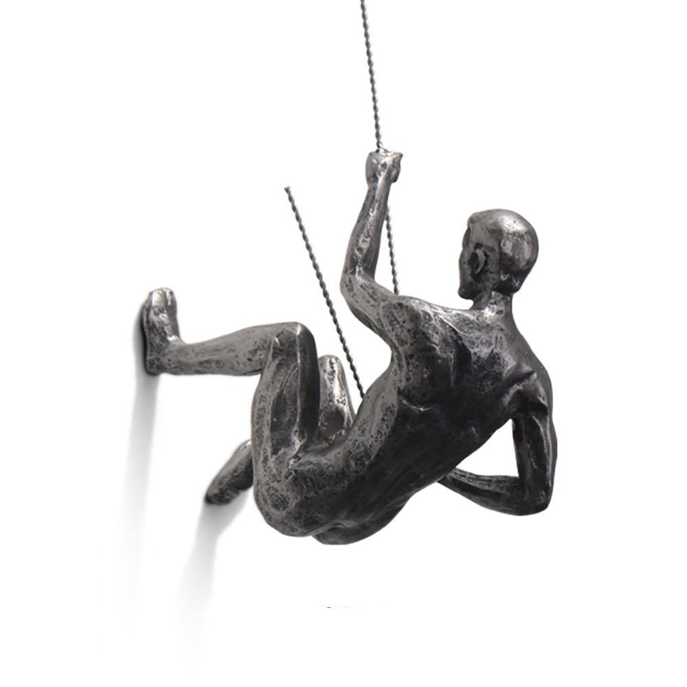 Sculpture murale représentant un personnage en train de grimper