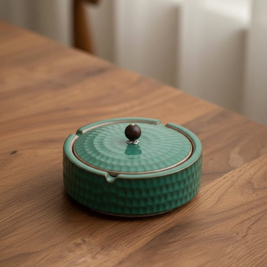 Ceramiczna popielniczka z drewnianą pokrywką