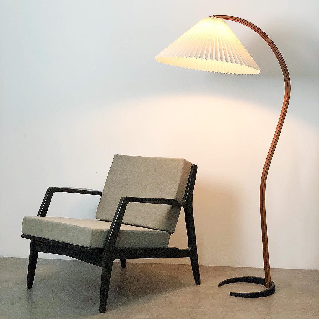 Lampa podłogowa z drewnem bukowym i metalową konstrukcją z gwintem E27