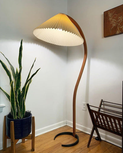 Lampa podłogowa z drewnem bukowym i metalową konstrukcją z gwintem E27
