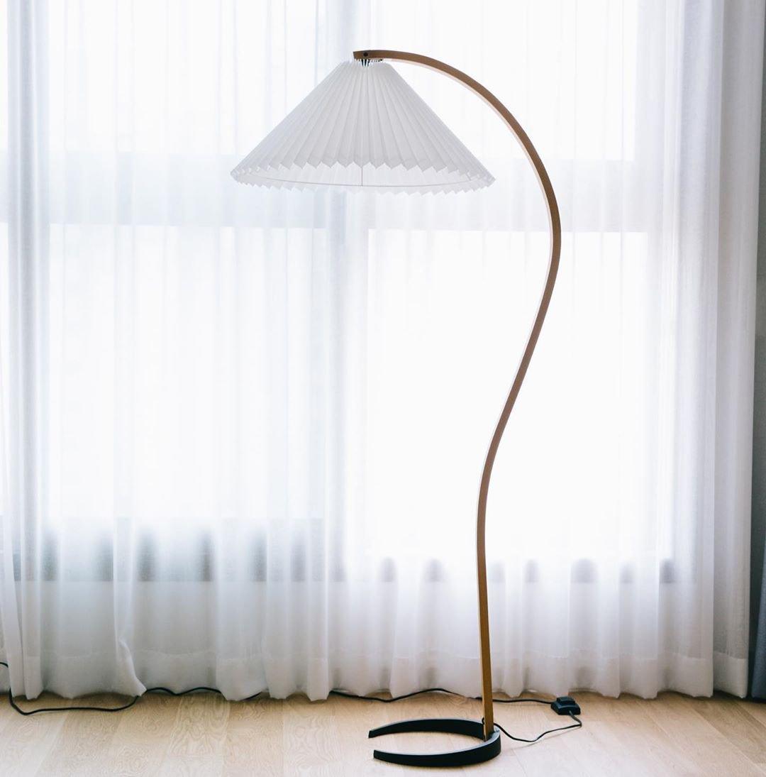 Lampa podłogowa z drewnem bukowym i metalową konstrukcją z gwintem E27