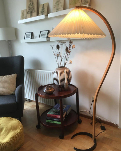 Lampa podłogowa z drewnem bukowym i metalową konstrukcją z gwintem E27