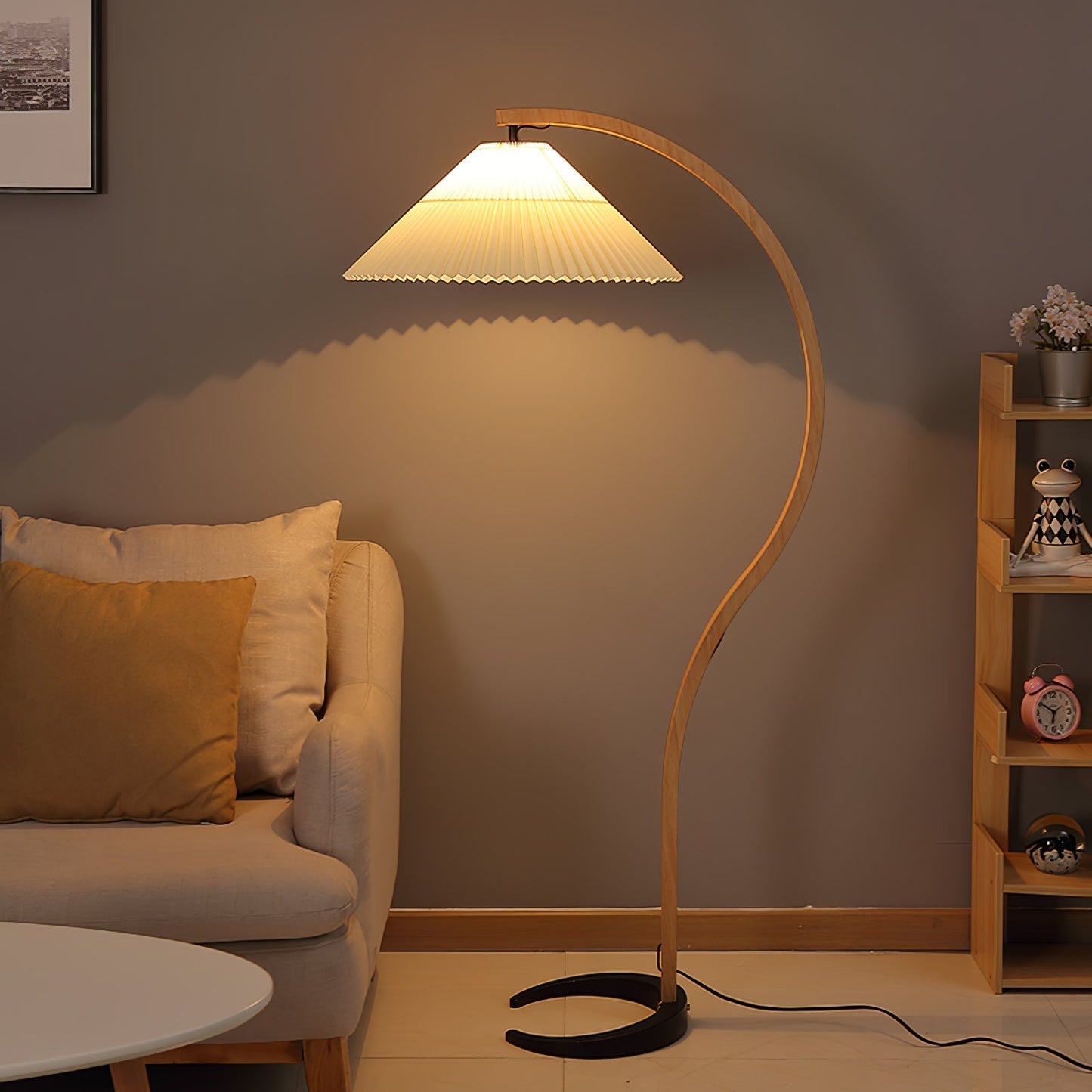Lampa podłogowa z drewnem bukowym i metalową konstrukcją z gwintem E27