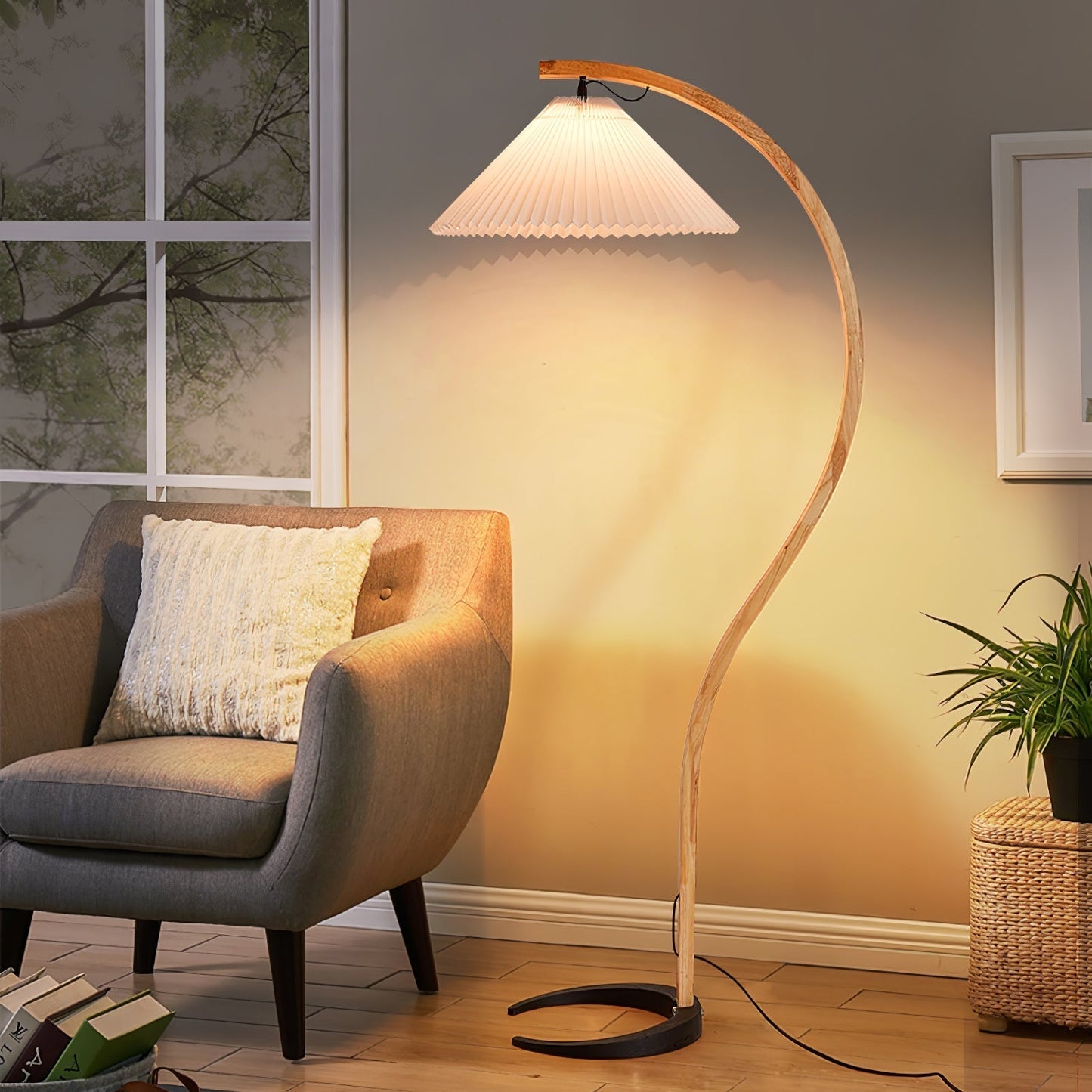 Lampa podłogowa z drewnem bukowym i metalową konstrukcją z gwintem E27