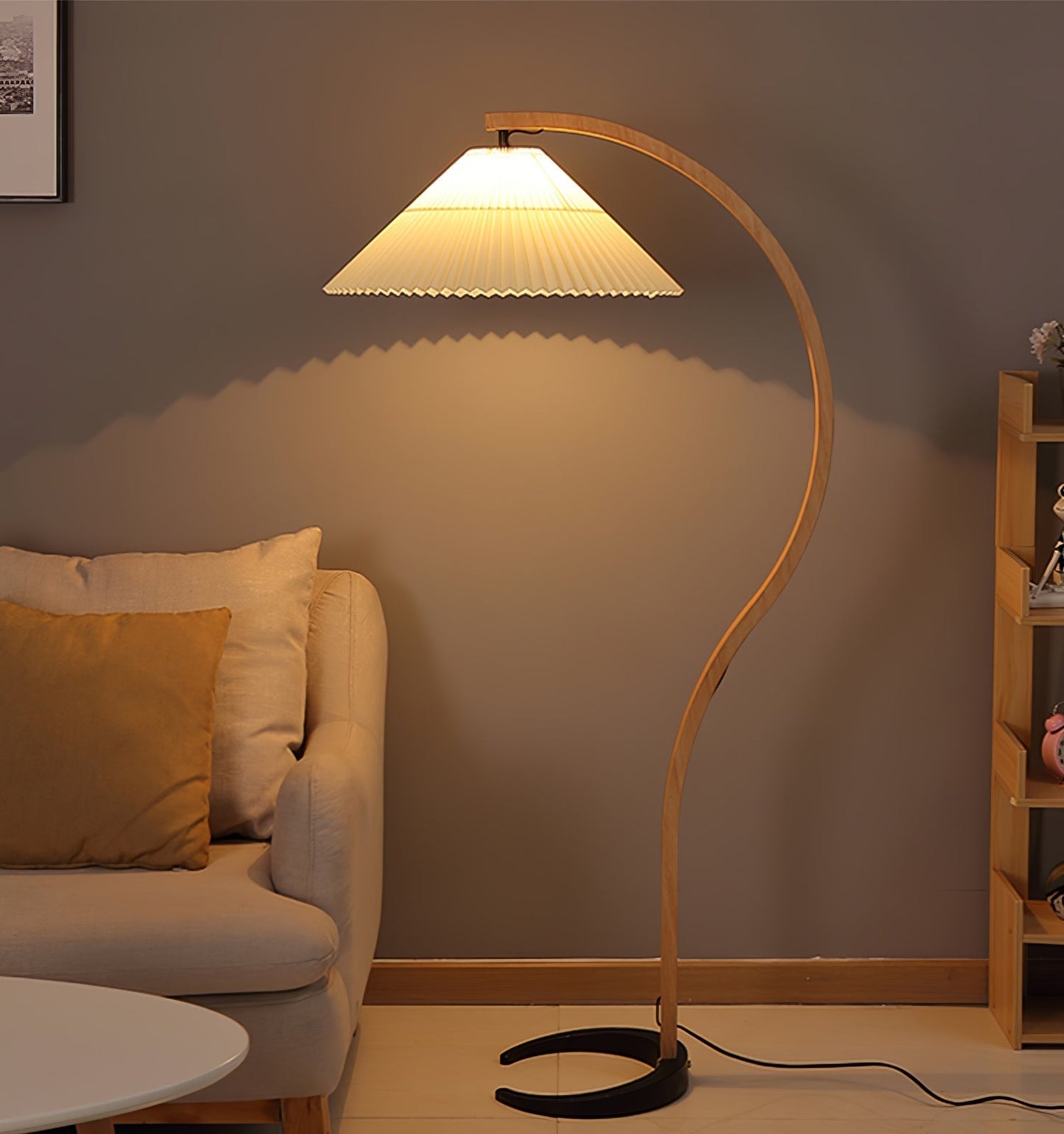 Lampa podłogowa z drewnem bukowym i metalową konstrukcją z gwintem E27