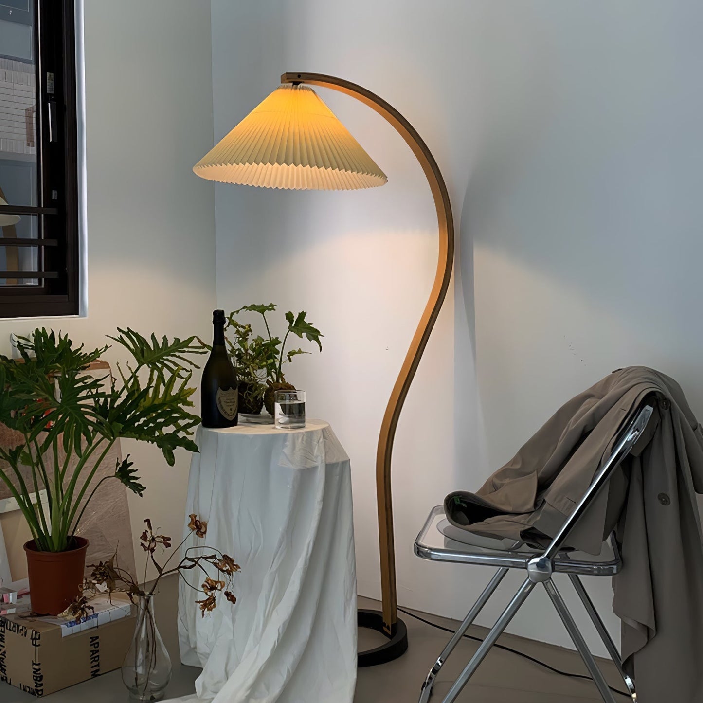 Lampa podłogowa z drewnem bukowym i metalową konstrukcją z gwintem E27