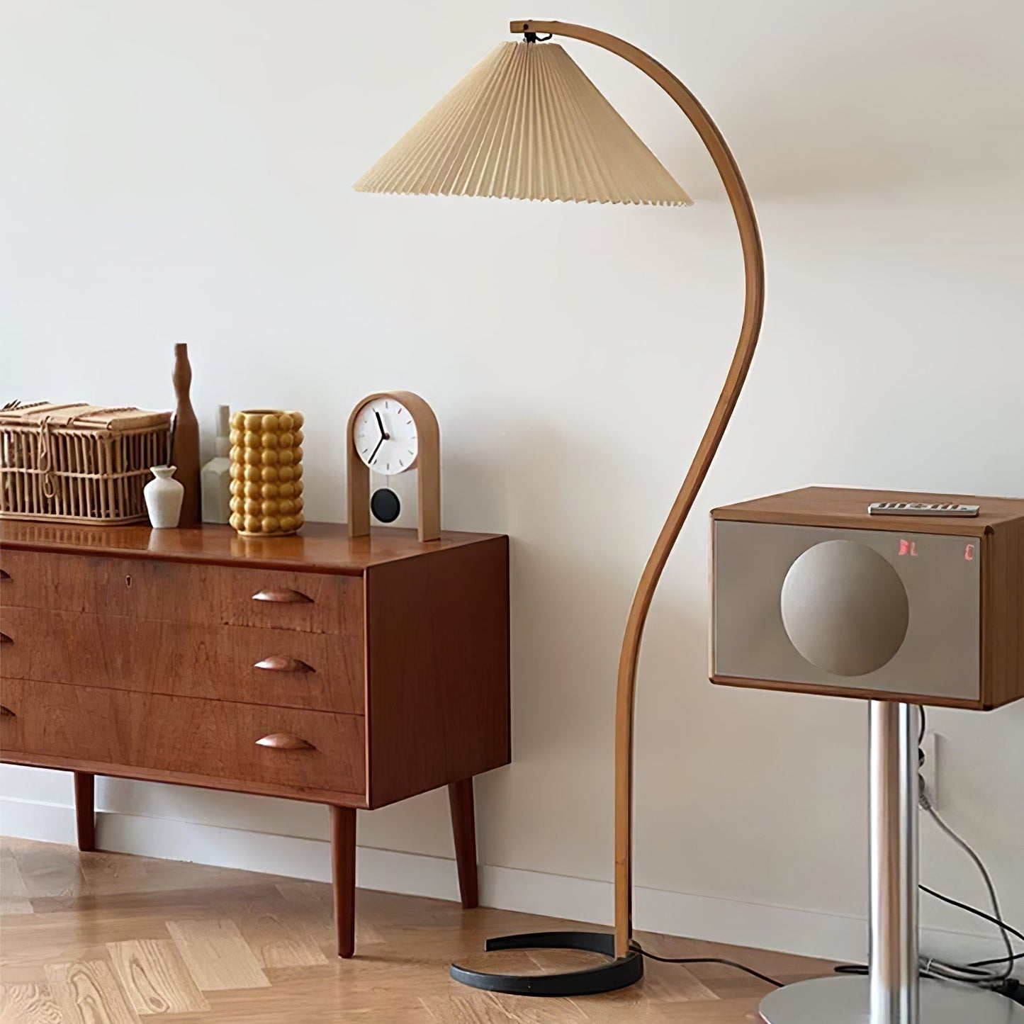 Lampa podłogowa z drewnem bukowym i metalową konstrukcją z gwintem E27