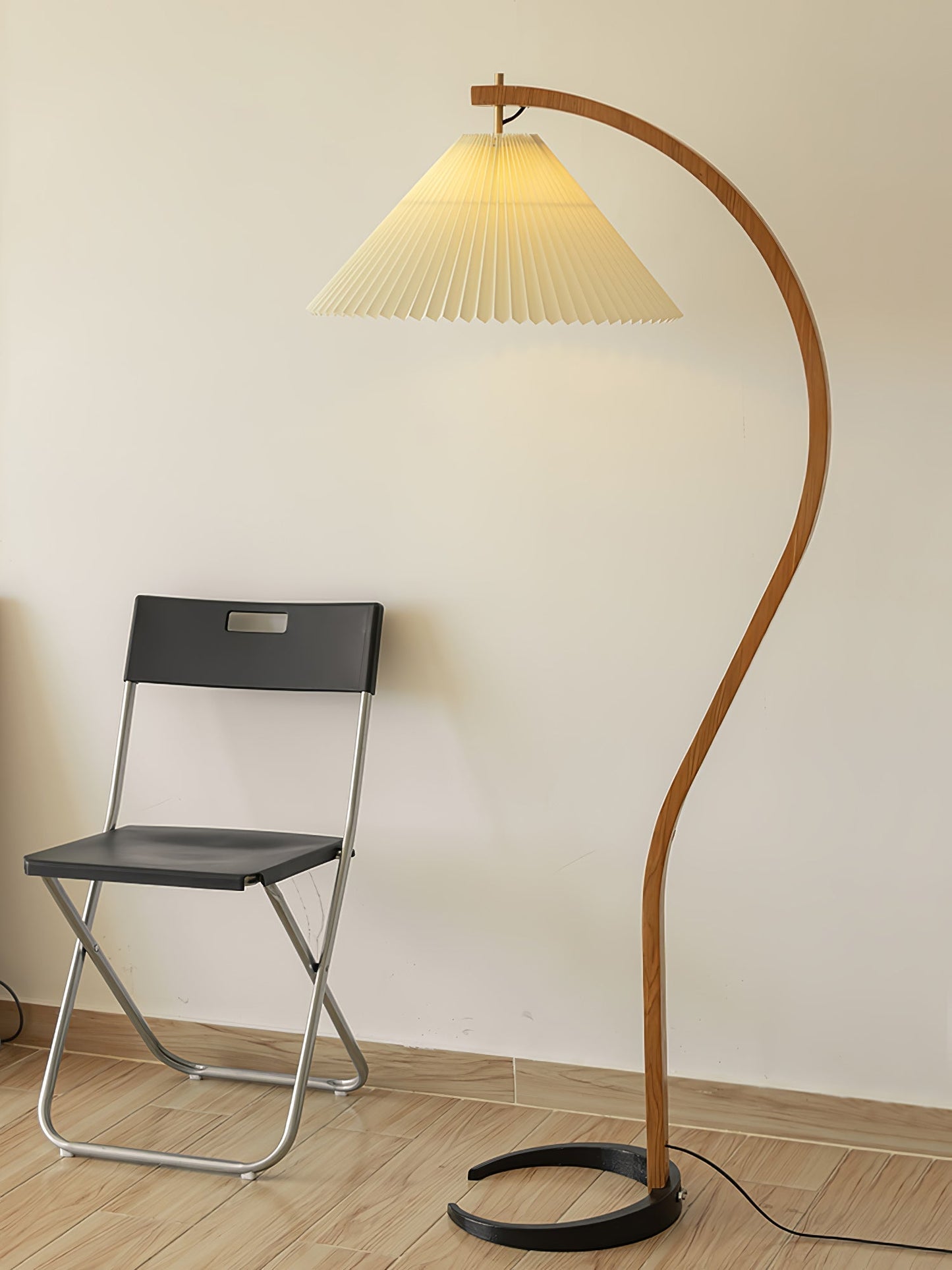 Lampa podłogowa z drewnem bukowym i metalową konstrukcją z gwintem E27