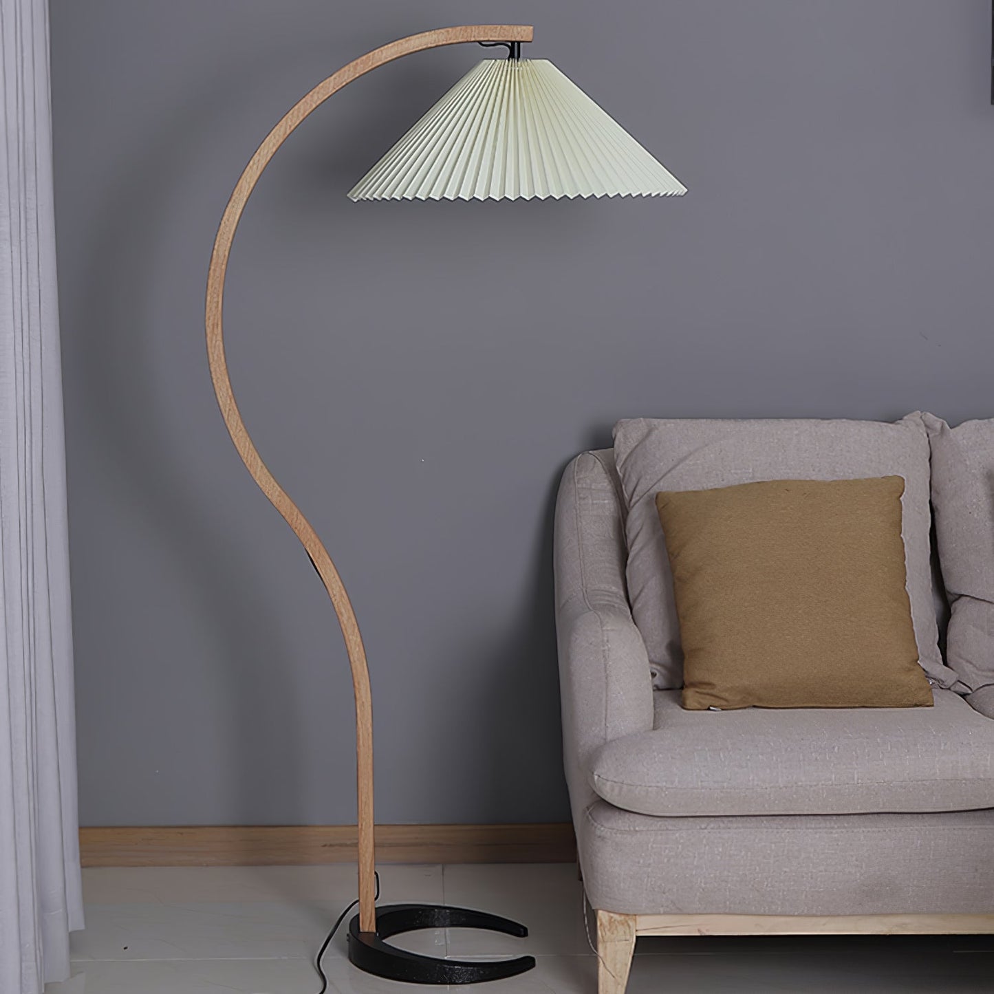 Lampa podłogowa z drewnem bukowym i metalową konstrukcją z gwintem E27