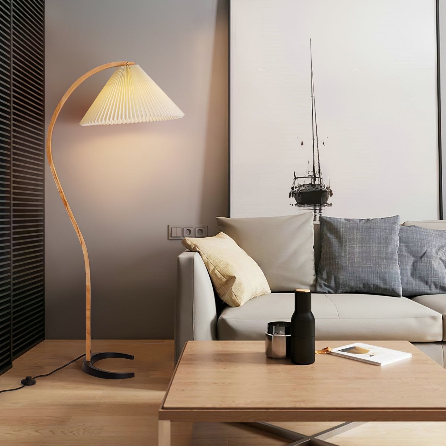 Lampa podłogowa z drewnem bukowym i metalową konstrukcją z gwintem E27