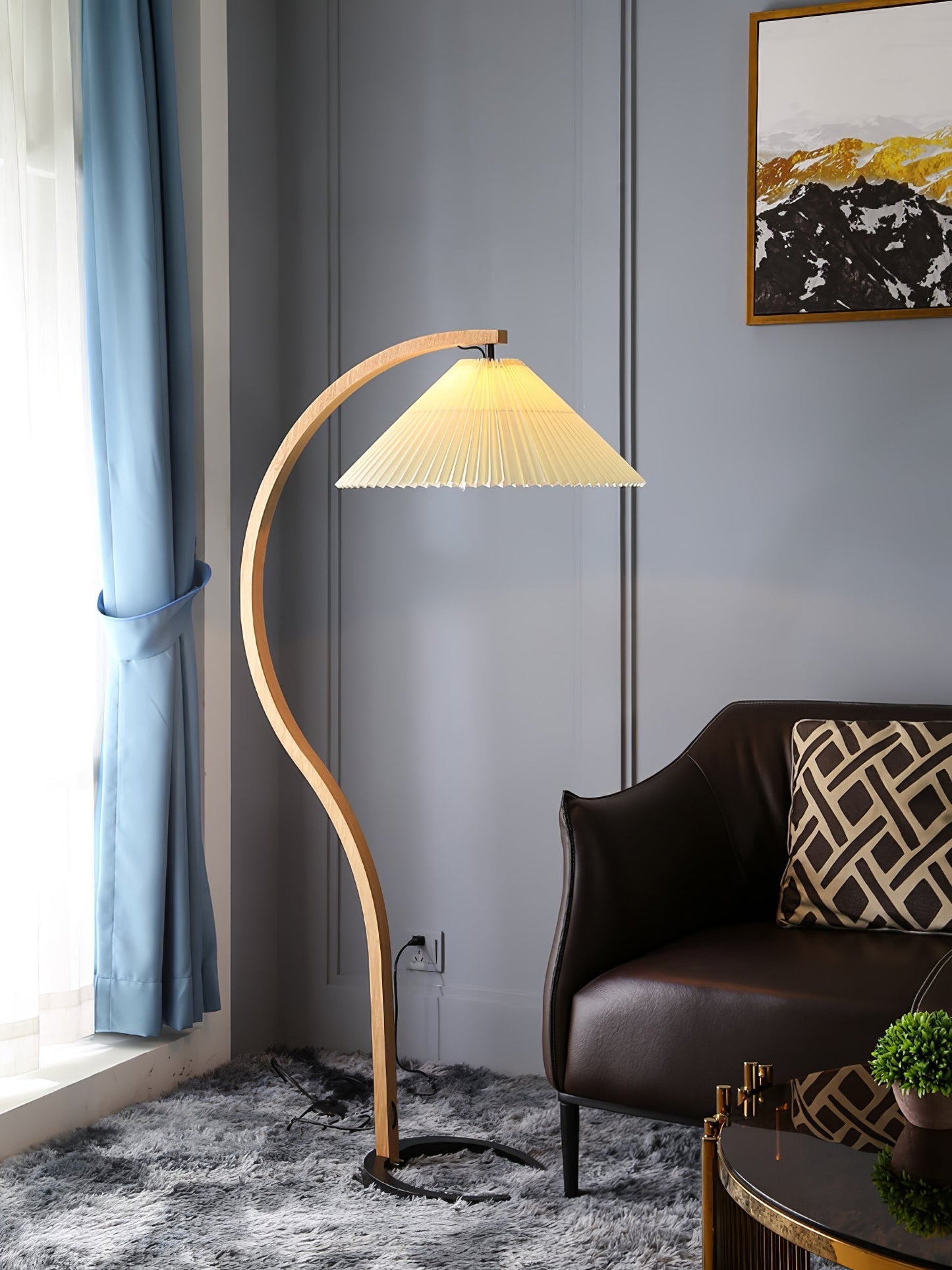 Lampa podłogowa z drewnem bukowym i metalową konstrukcją z gwintem E27
