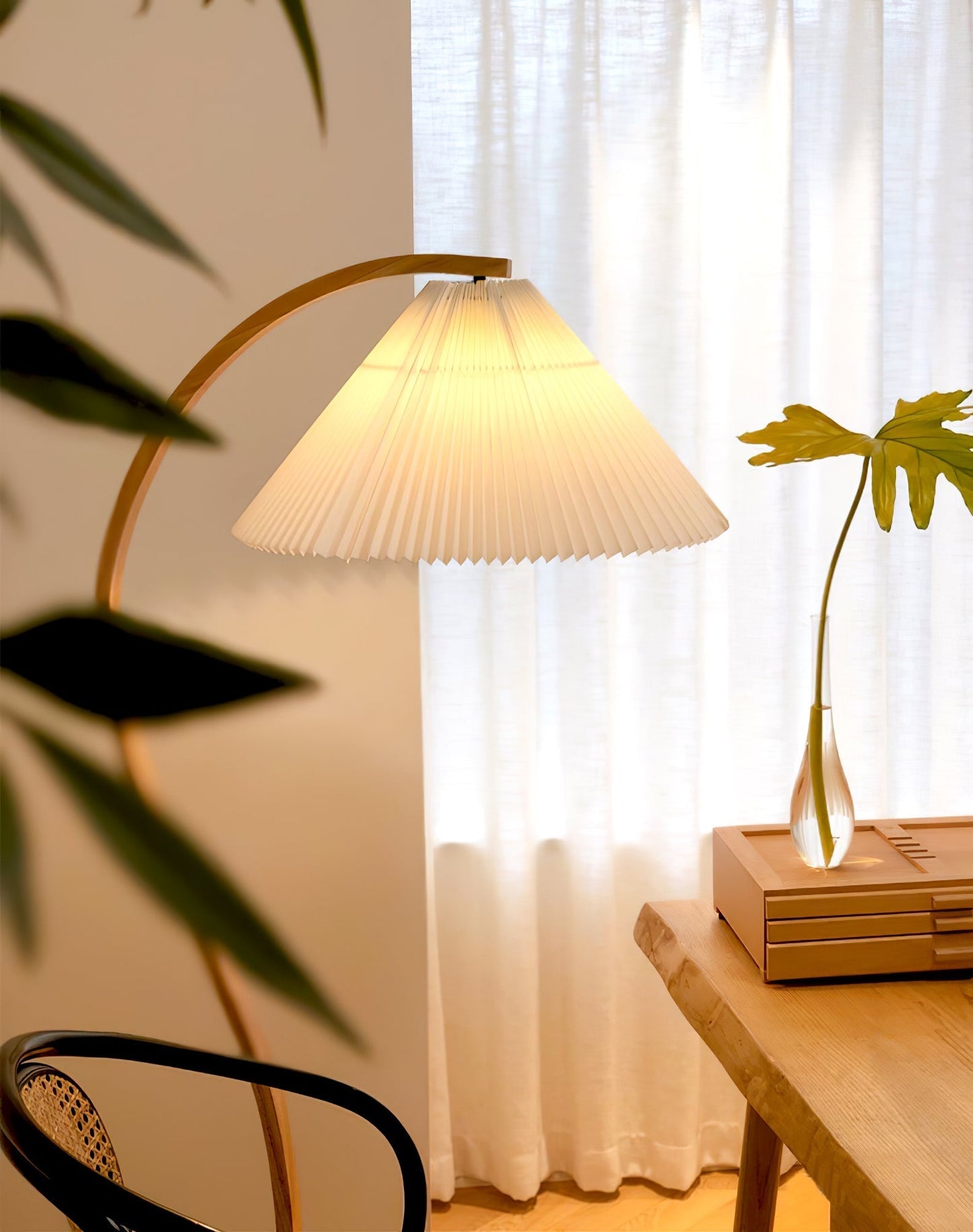 Lampa podłogowa z drewnem bukowym i metalową konstrukcją z gwintem E27
